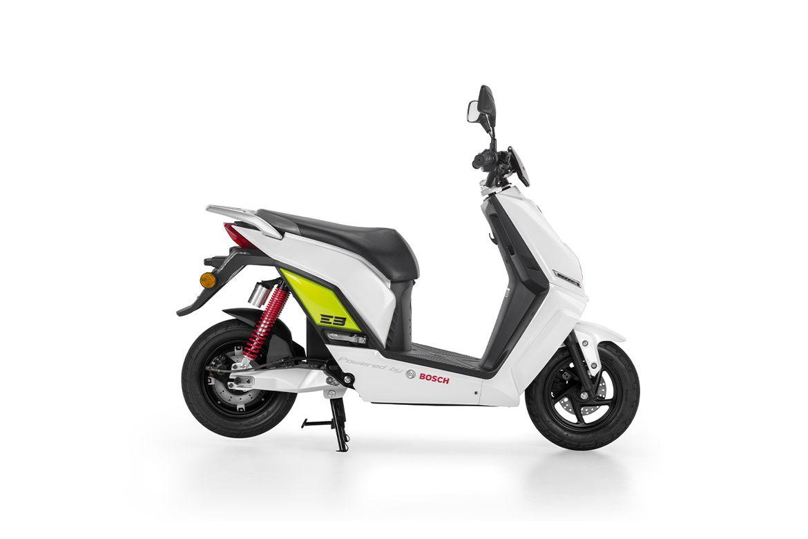 https://valentinomoto.it/wp-content/uploads/2022/06/LIFAN-E3-scooter-elettrico-lato-in-pronta-consegna-da-Valentino-Moto.jpg-scaled-1.jpg